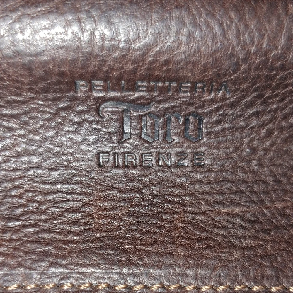 Brown Leather Messenger Bag with Vintage Appeal